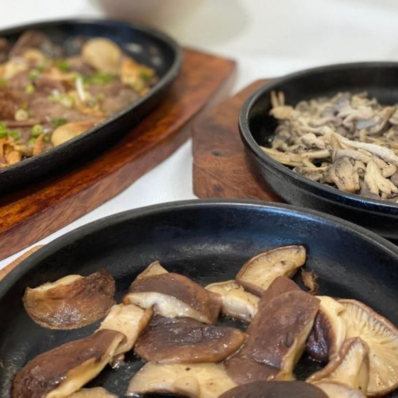 Shitake, shimeji, lngua com alho na chapa